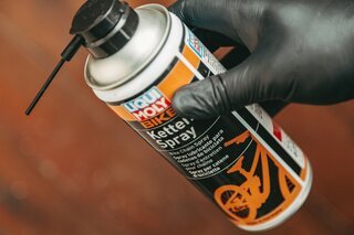 Например, фирменная смазка &laquo;Liqui Moly&raquo; для смазки цепи. Производитель также предлагает специализированные жидкости для удаления старой смазки.